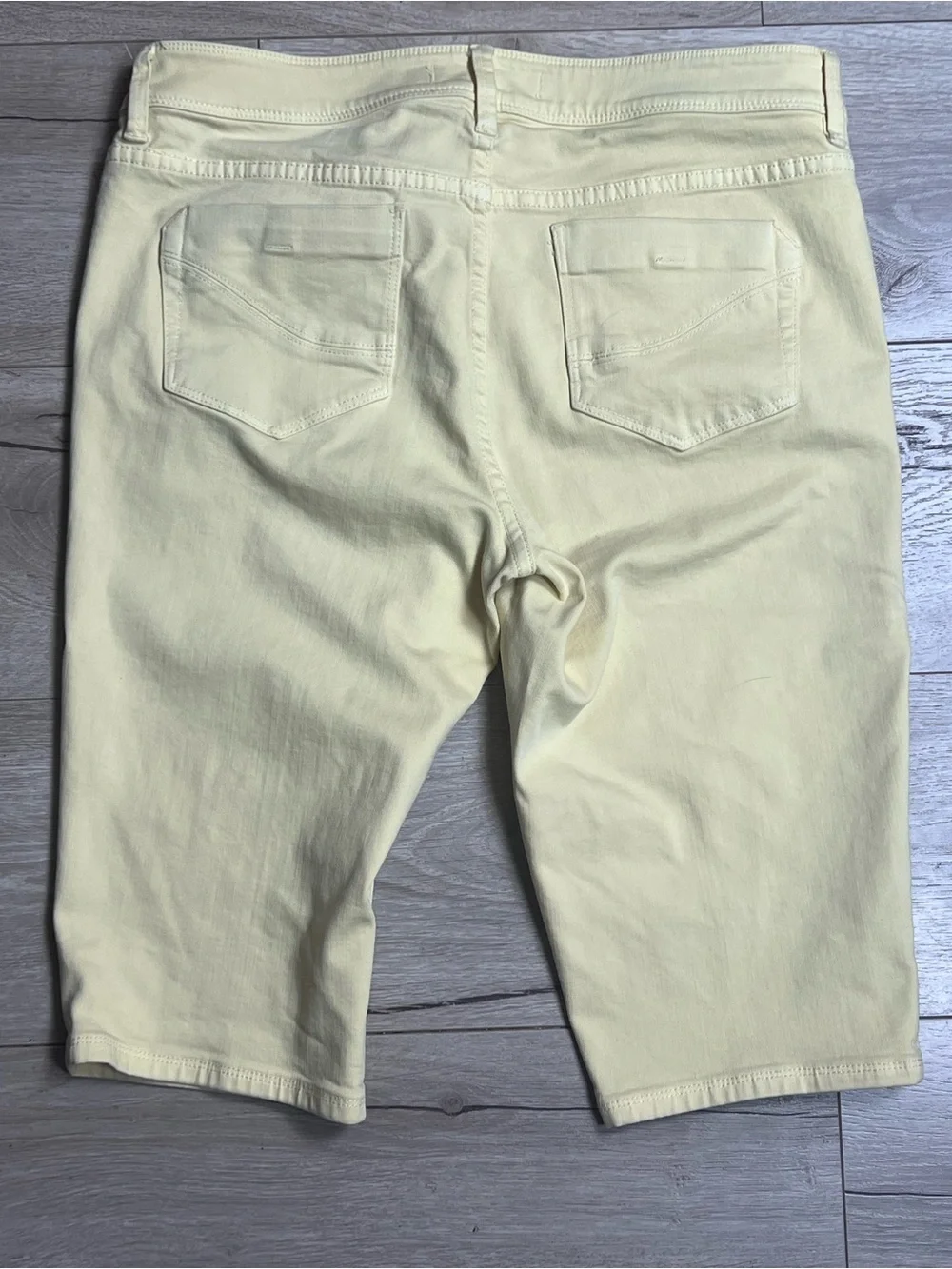 Tommy Bahama Denim Yellow Bermuda Shorts Women’s Size 12 Stretch
